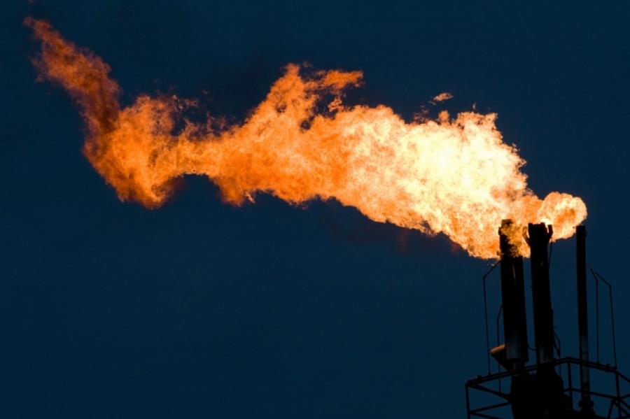 Apturot un samazinot piegādes Eiropai, Gazprom milzu lāpas veidā nodedzina gāzi