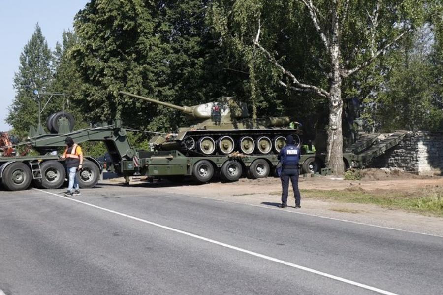 Krieviskajā Narvā, Igaunijā sāk tanka un citu padomju pieminekļu pārvietošanu