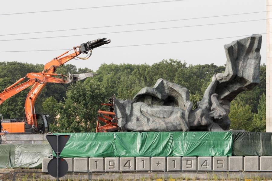 Būvnieki nogāzuši arī padomju pieminekļa kompleksa sievietes statuju (+FOTO)