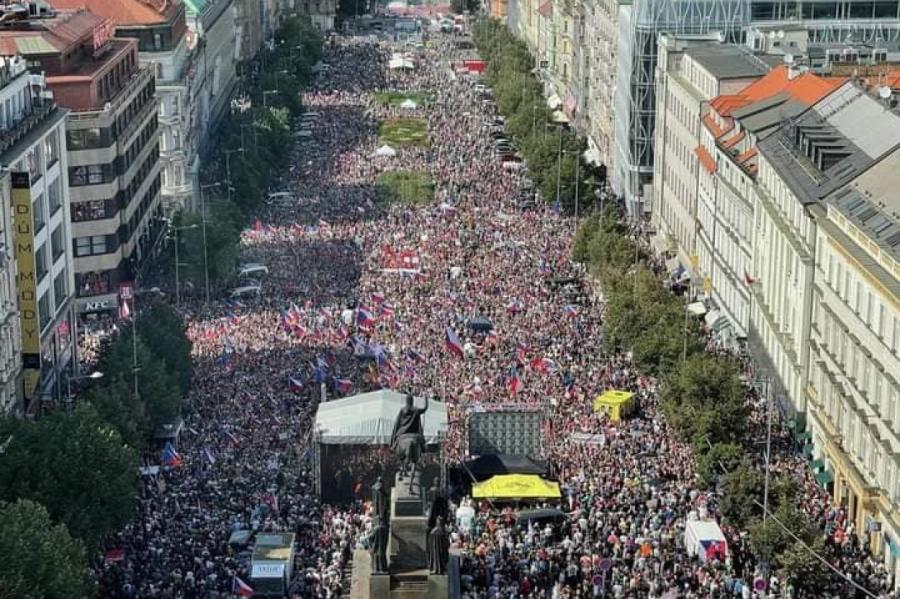 Prāgā 70 000 cilvēku protestē pret cenu pieaugumu, valdību, ES un NATO (+VIDEO)