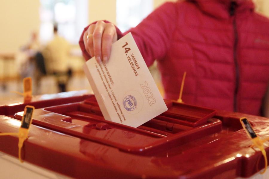 Ilūkstē daļu vēlētāju aizbiedē gara rinda pie iecirkņa; rindas arī šur tur Rīgā