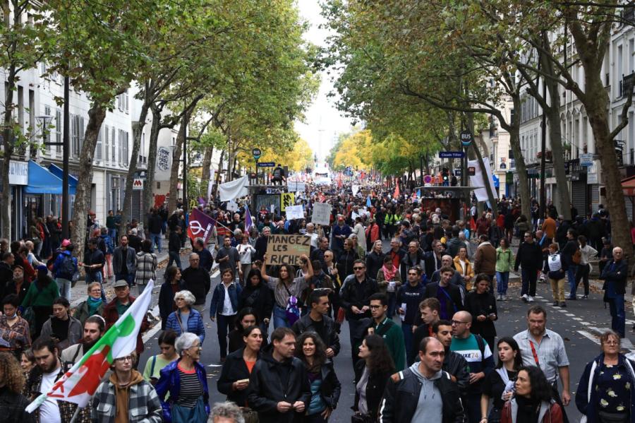 Parīzē svētdien tūkstoši cilvēku protestē pret inflāciju (+VIDEO)