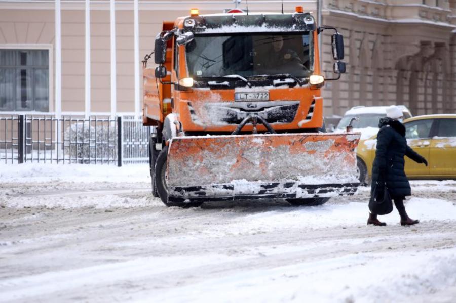 Rīgas vēl turpinās brauktuvju un ietvju attīrīšanas darbi