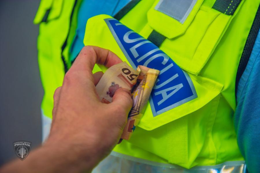 Jēkabpilī aiztur dzērājšoferi, kas policistam piedāvājis 500 eiro kukuli