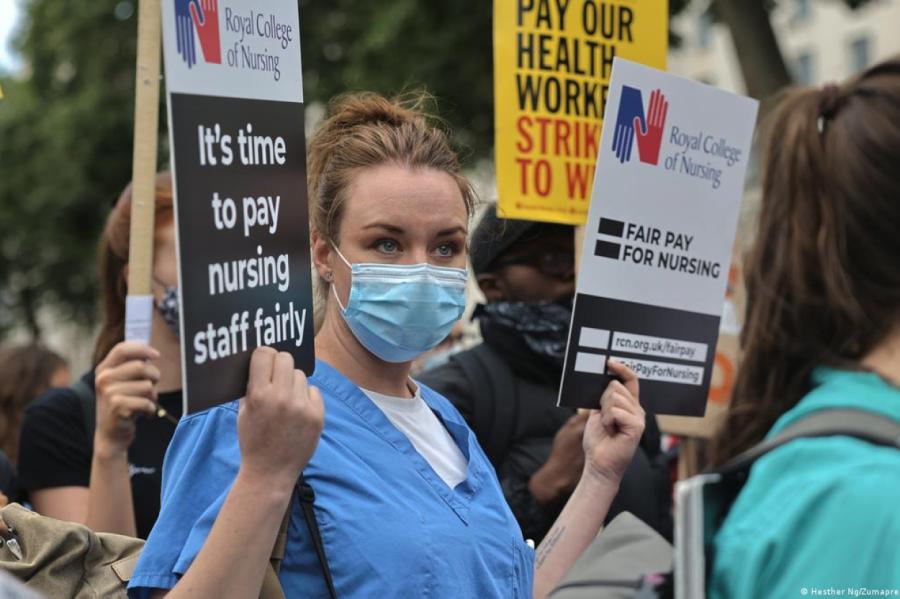 Lielbritānijā medmāsas decembrī plāno lielāko streiku, kāds jebkad noticis