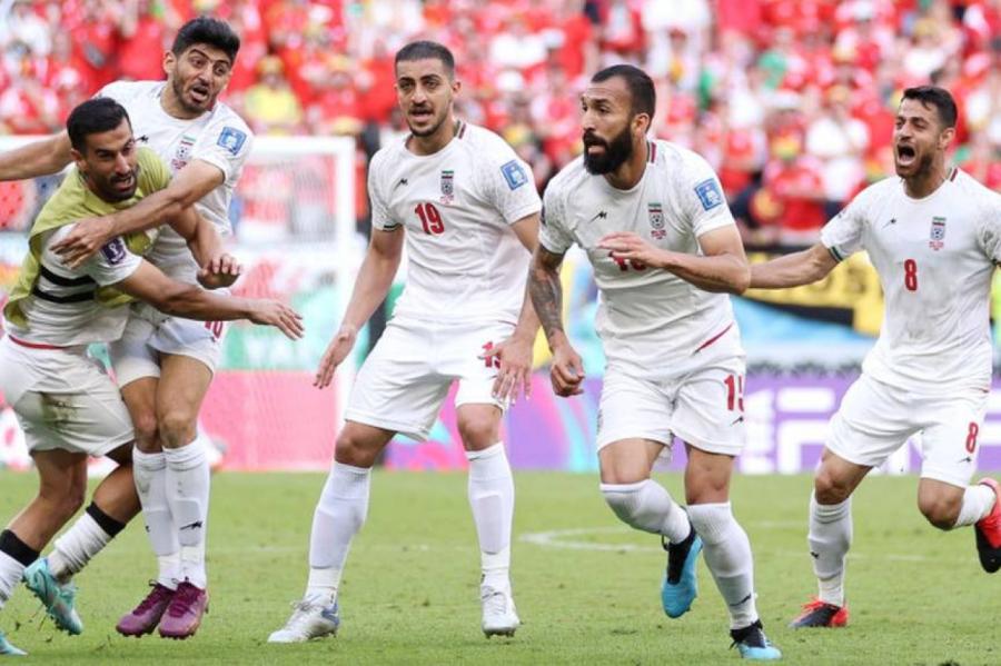 Pasaules kausa finālturnīrā Irānas futbolisti uzveic mazākumā palikušo Velsu