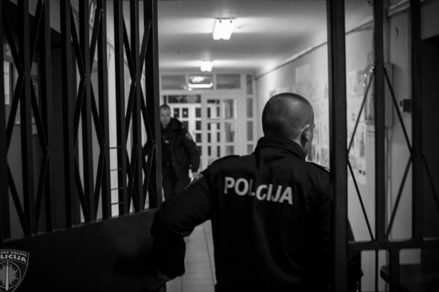 Policija aiztur 17 gadus vecu jaunieti aizdomās par vīrieša saduršanu Smiltenē