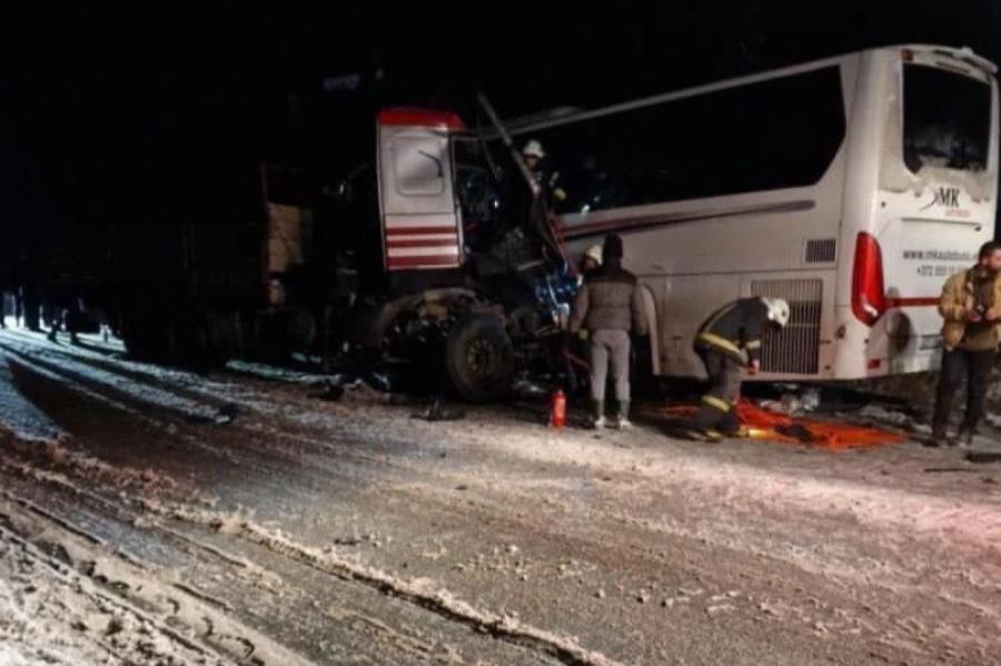 Ainažos avārijā iesaistīts pasažieru autobuss; ir bojāgājušais (+VIDEO)