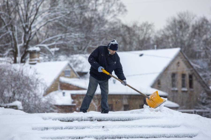 Cēsu novadā vientuļie pensionāri var pieteikties palīdzībai ceļu tīrīšanai ziemā