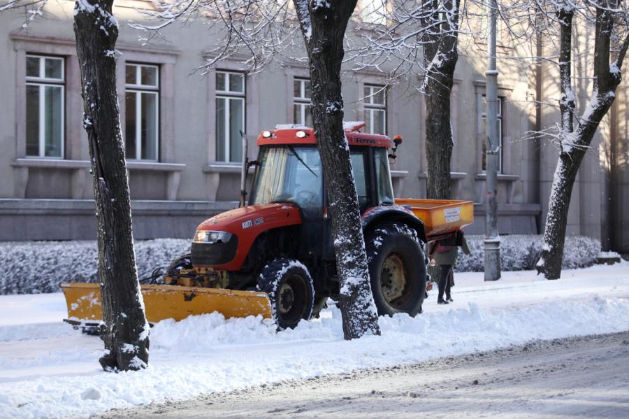Uzņēmējs: Latvijā ietves no ledus bez sāls praktiski nav iespējams attīrīt