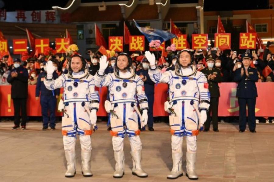 Pēc 6 mēnešiem kosmosā uz Zemes atgriežas trīs Ķīnas astronauti
