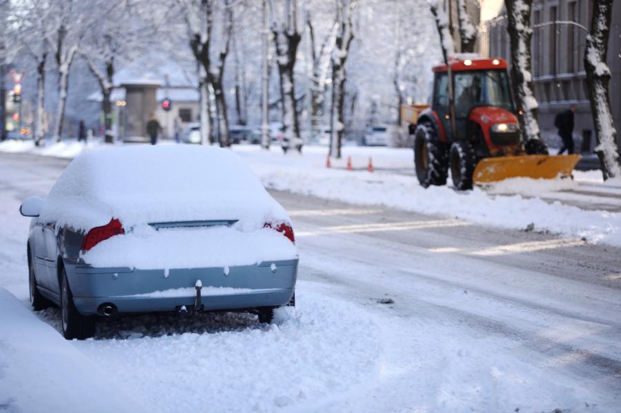 Rīgā sniega tīrīšanai uz laiku slēgs autostāvvietas Tallinas ielas posmā