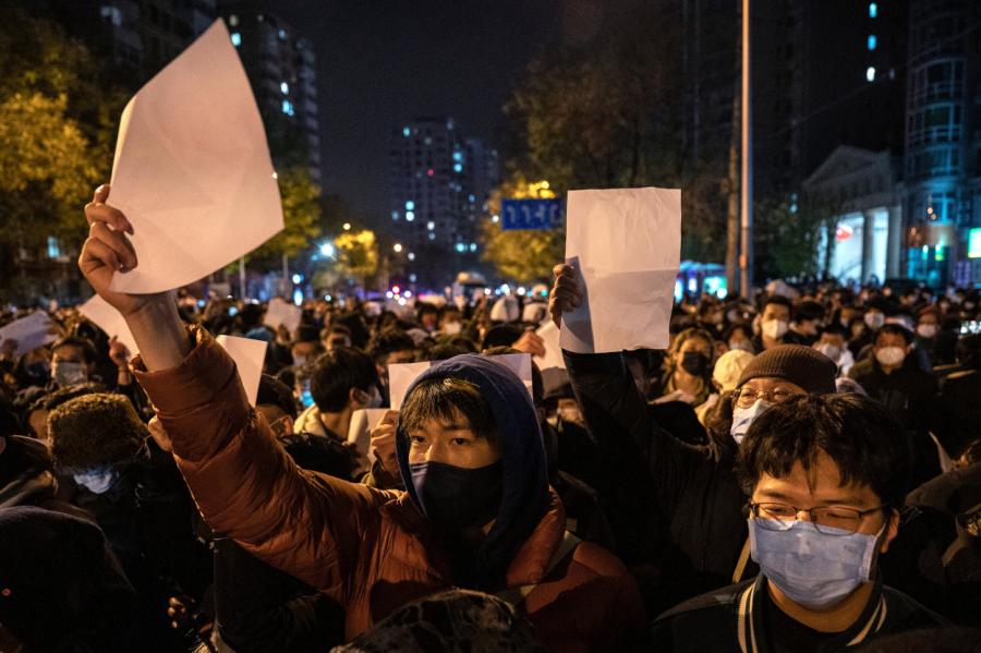 Pēc masu protestiem Ķīna paziņo par Covid-19 ierobežojumu mīkstināšanu