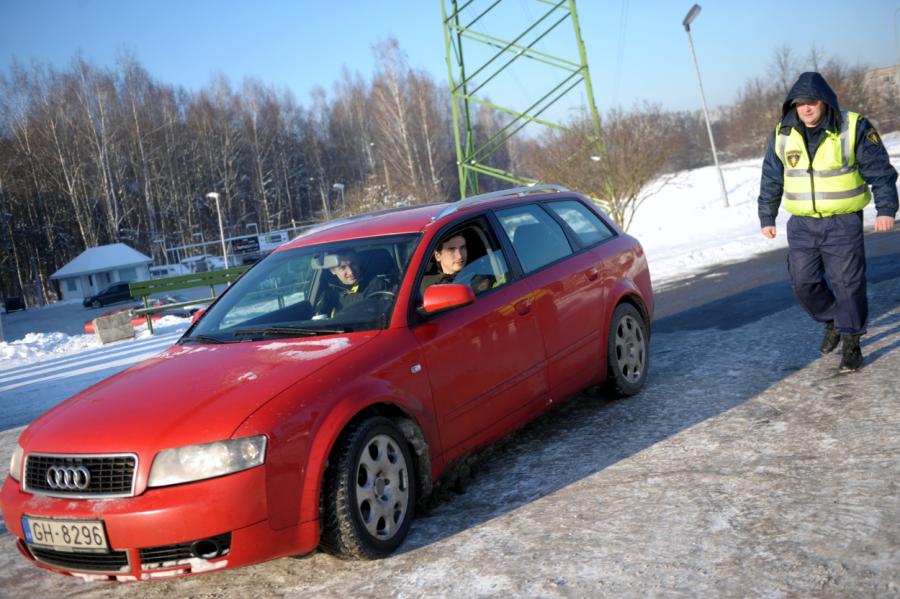 Katram desmitajam auto konstatēts ziemas riepu protektora līmenis zem normas