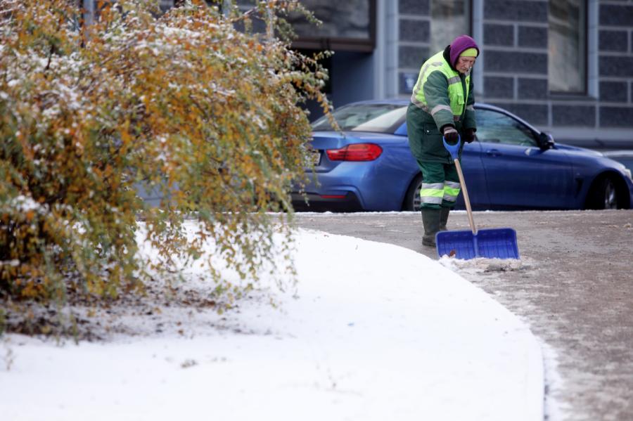 Krītot uz slidenām ielām, Rīgā traumas guvuši 40 cilvēki