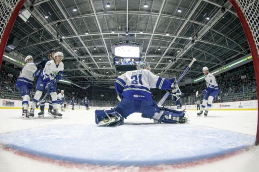 Lielā iespēja? Latviešu vārtsargs Artūrs Šilovs izsaukts uz NHL vienību Canucks