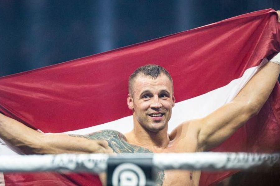 Mairis Briedis Ziemassvētkos izstaidzina Stienīti (+VIDEO)