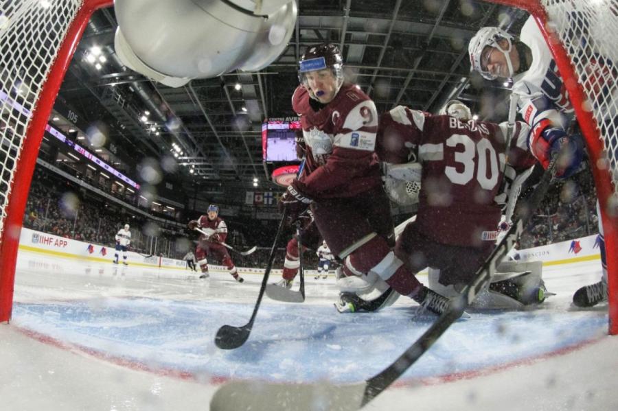 Latvijas junioru hokeja izlase pasaules čempionāta pirmajā mačā zaudē ASV