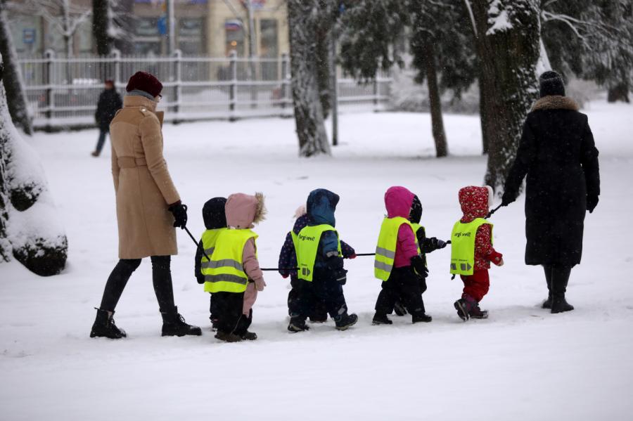 Bērnudārzu pedagogiem zemākā mēneša darba algas likme nu ir 1070 eiro