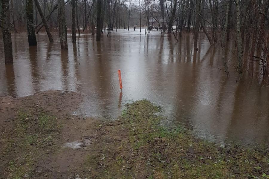 Garkalnē pie Olimpiskā centra no krastiem izgājusi Gauja