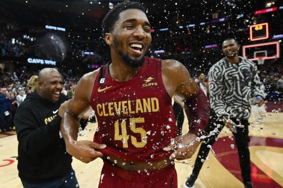 Norauj jumtu! Cavaliers aizsargs Mičels gūst 71 punktu NBA spēlē (+VIDEO)