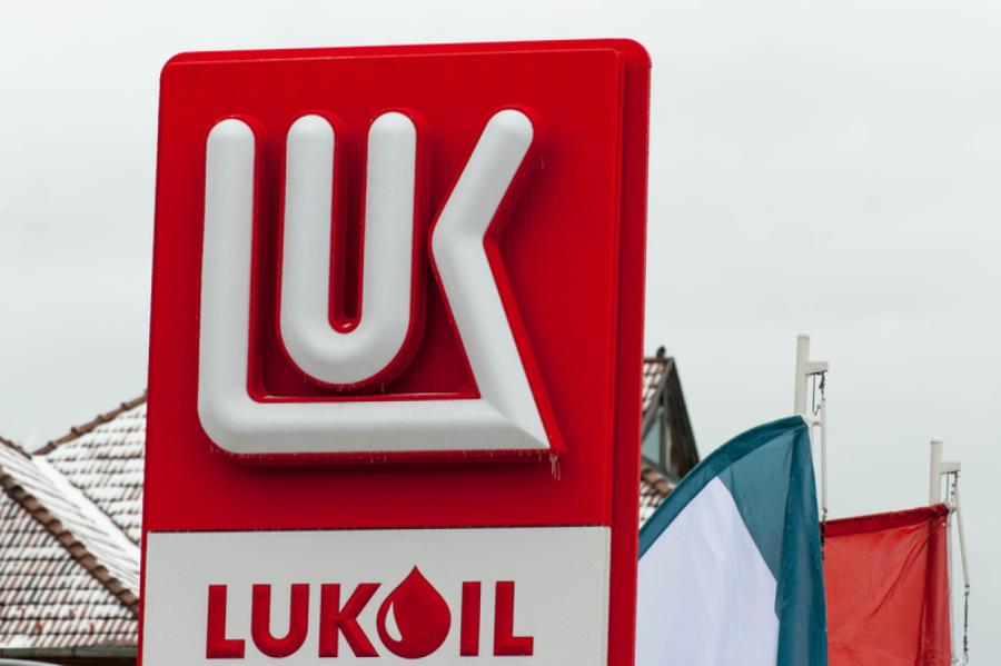 Lukoil pārdos naftas pārstrādes rūpnīcu Itālijā