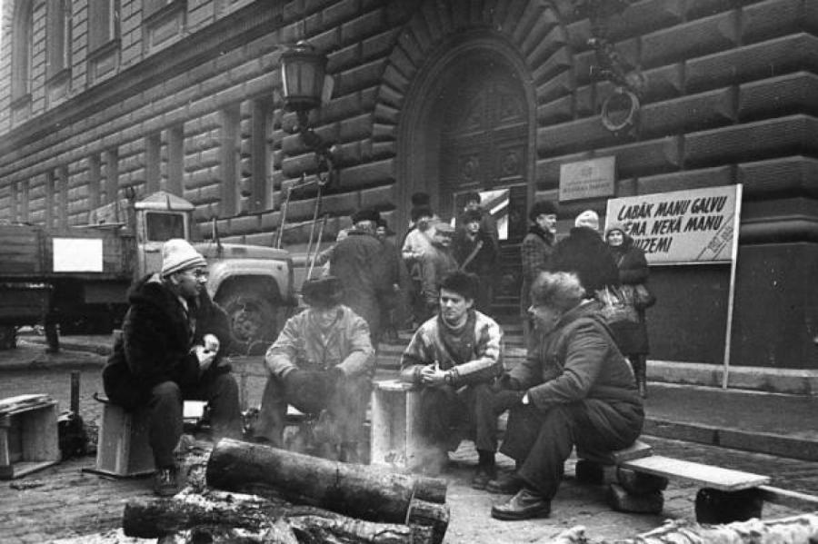 Dobeles Tirgus laukumā pieminēs 1991.gada barikāžu laiku