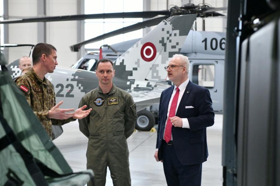 Levits novērtējis ASV ražotos Black Hawk helikopterus: Tas ir liels pienesums