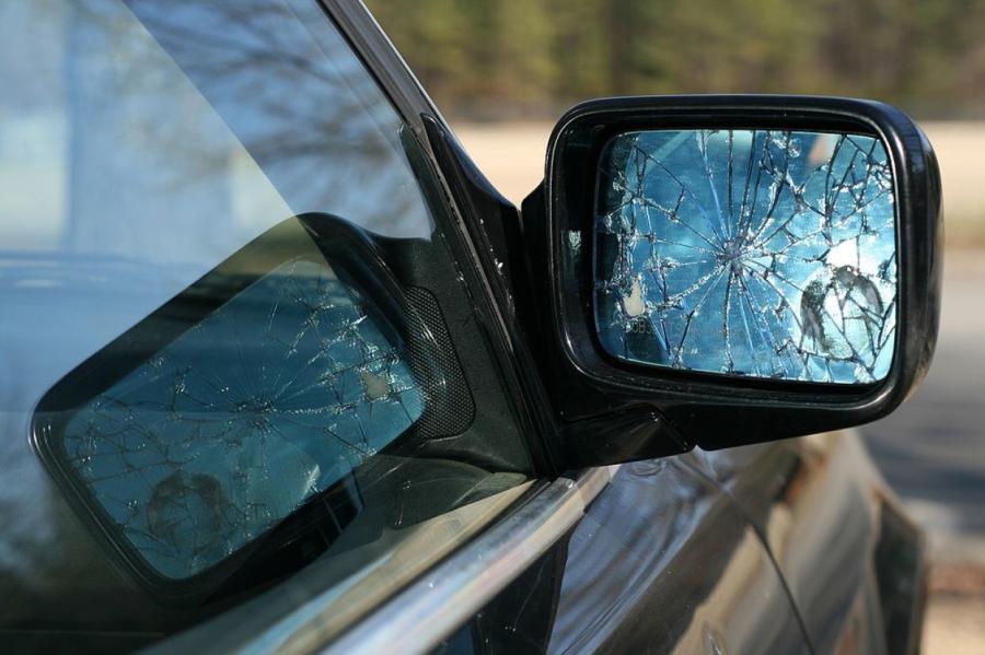 Aiztur divus jauniešus par automašīnu spoguļu bojāšanu Āgenskalnā