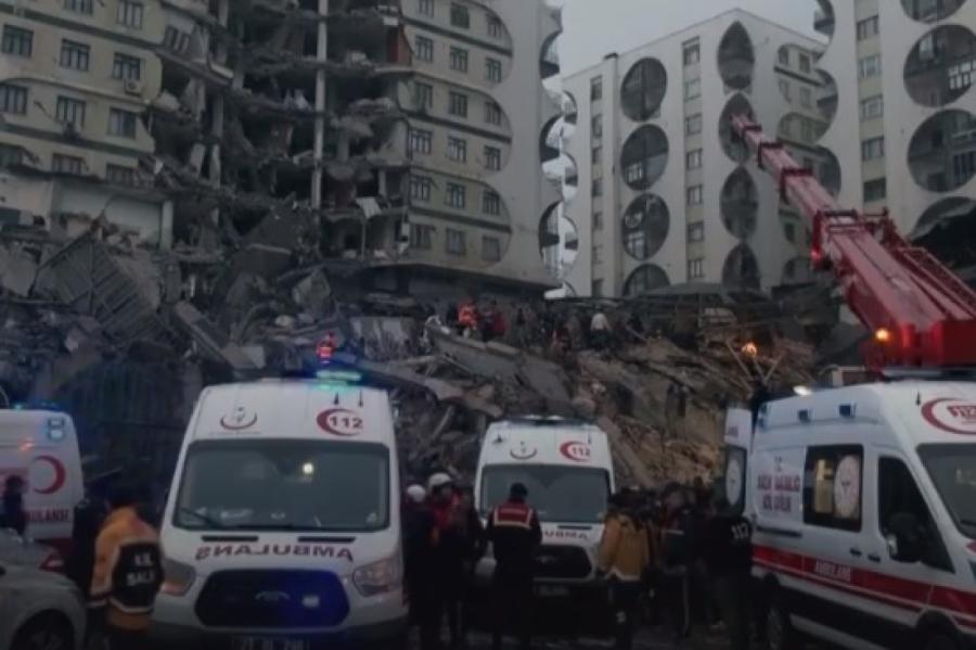 Zemestrīcē Turcijā un Sīrijā vairāk nekā 1400 bojāgājušie (VIDEO)