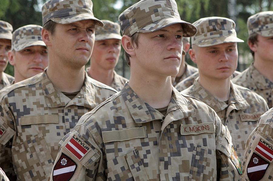 Armijā tomēr plānots iesaukt arī ārzemēs dzīvojošos jauniešus