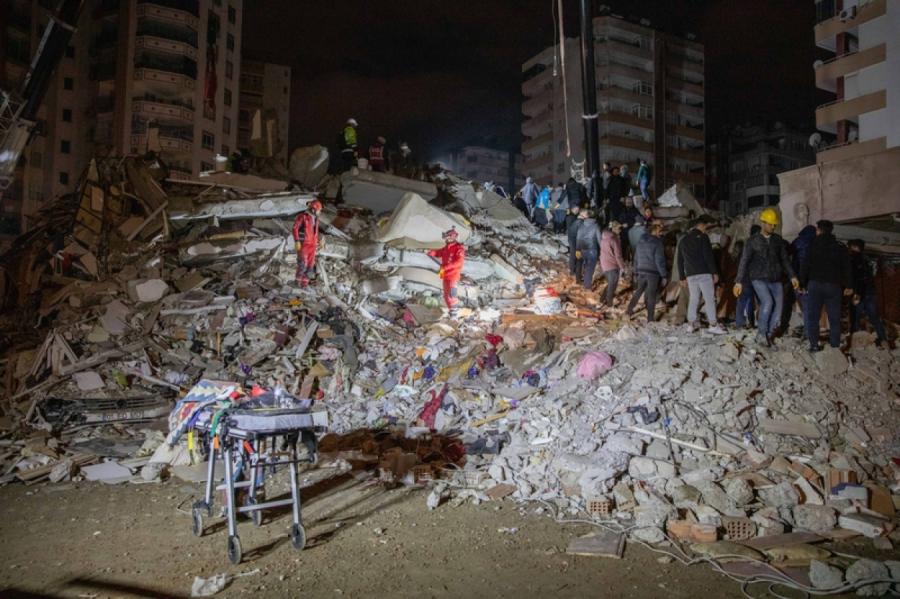 Turcijā 52 stundas pēc zemestrīces no drupām izglābta sieviete