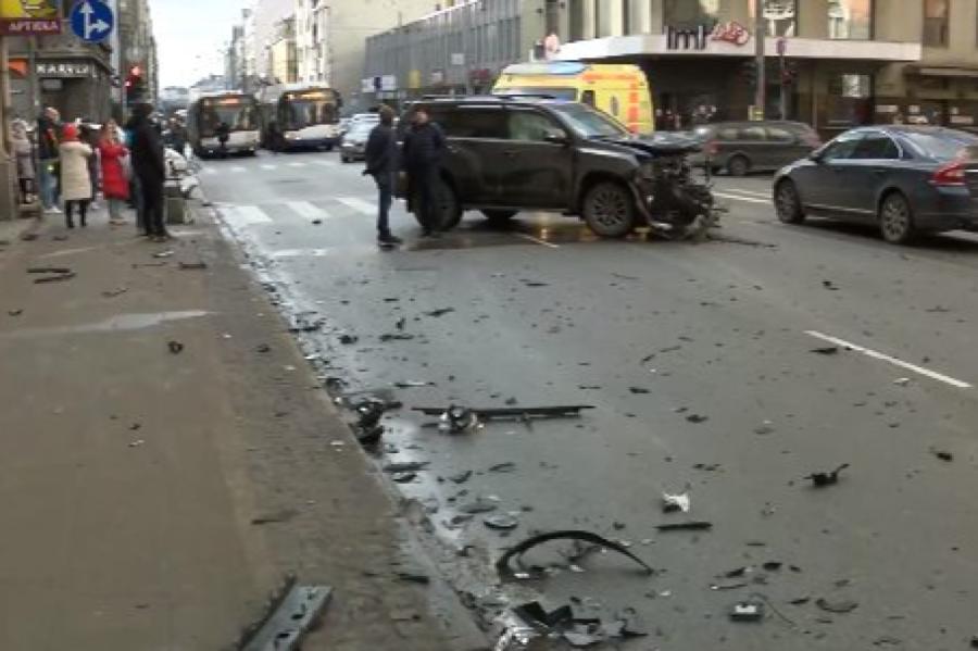 Visus nonesa viens BMW... Detaļas par smago avāriju pašā Rīgas centrā (+VIDEO)