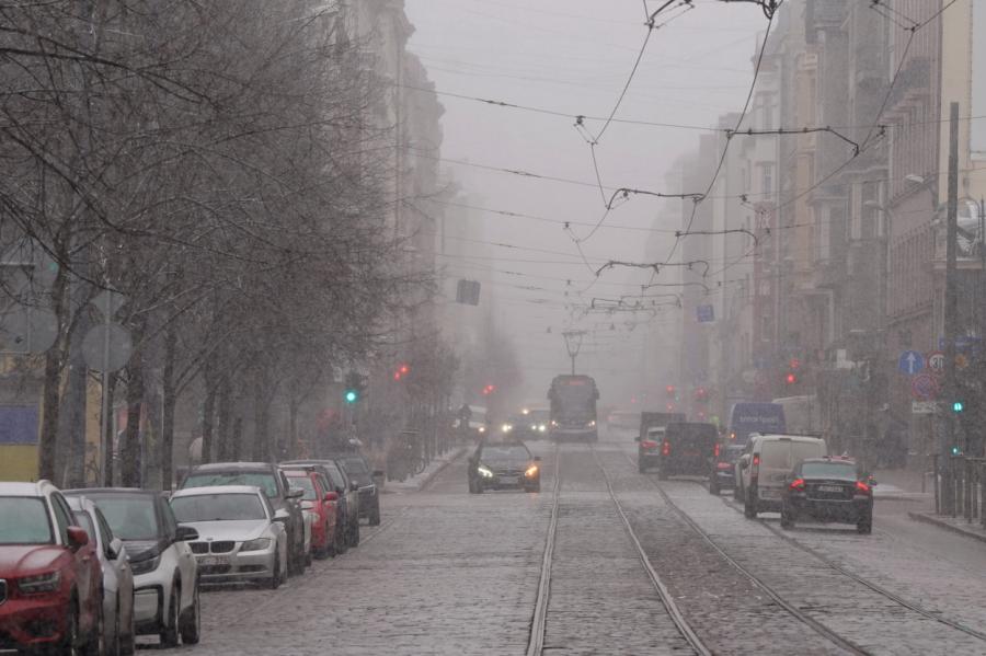 Meteorologi izplatīta oranžo brīdinājumu par stipru snigšanu vakarā