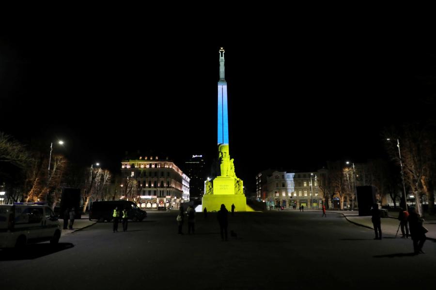 Paužot atbalstu, Rīgā Ukrainas karoga krāsās izgaismos Brīvības pieminekli