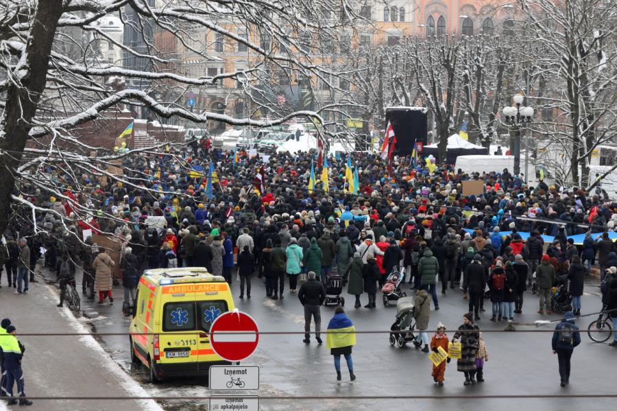 Vairāki tūkstoši cilvēku pauž atbalstu Ukrainai karā pret Krieviju (FOTO)