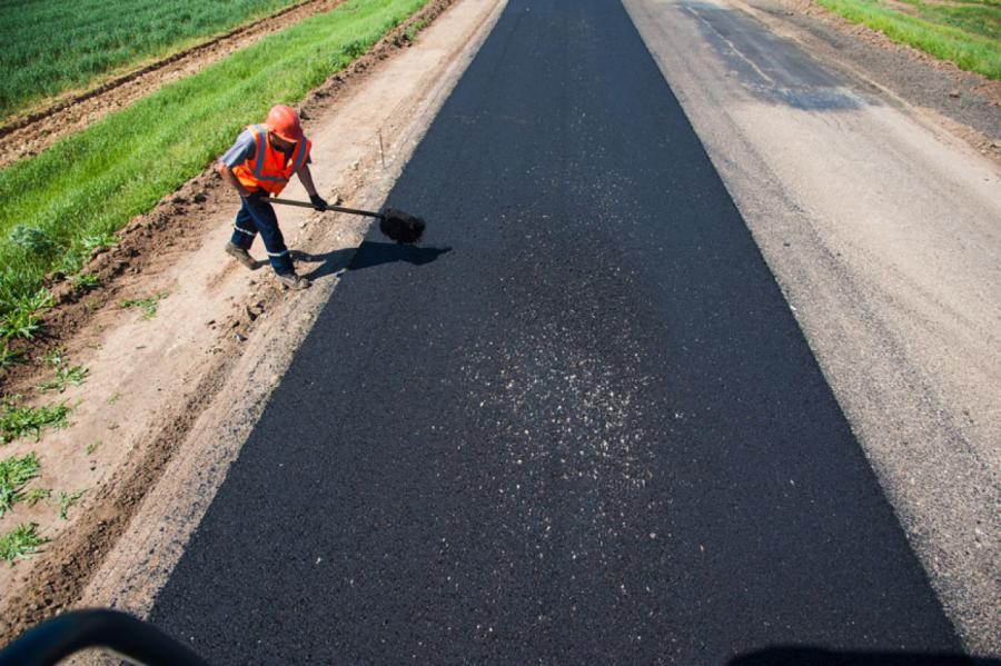 Bernātos par trešdaļmiljonu eiro 3,6 km garumā pārbūvēs pašvaldības ceļu