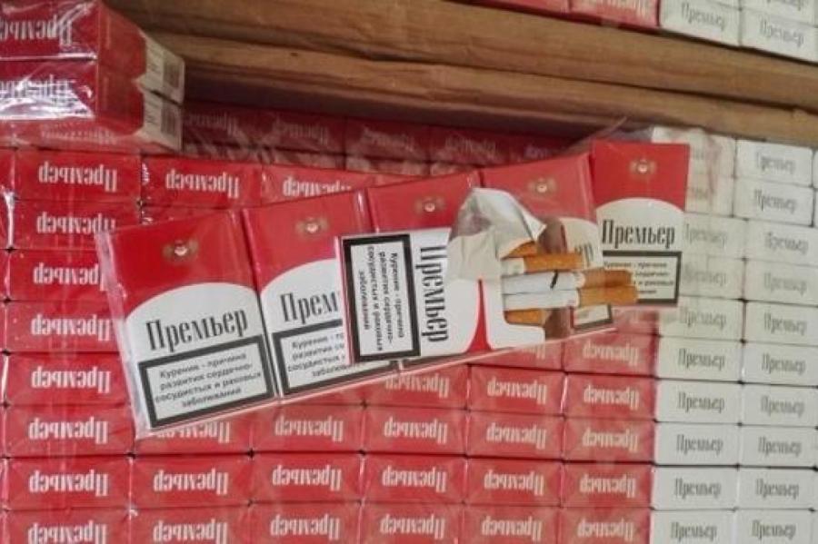 Rīgā automašīnā atrod nelegālas 600 000 cigaretes