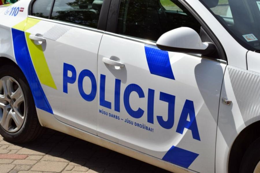 Glauni! Vīrietis izsauc policiju, lai viņa draudzeni aizvizina mājās
