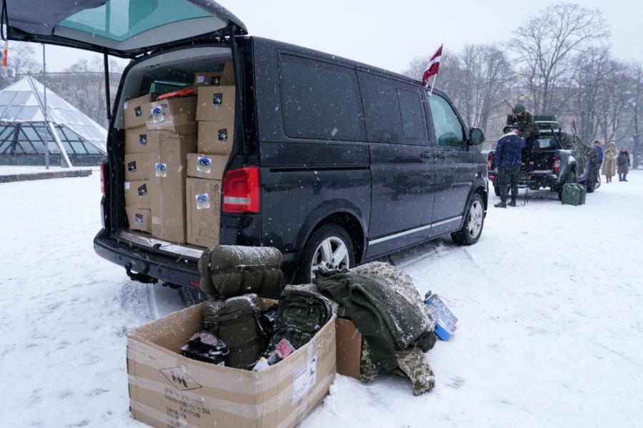 Rīgā uz Ukrainu pavadīts humānais konvojs ar trim piepildītiem mikroautobusiem