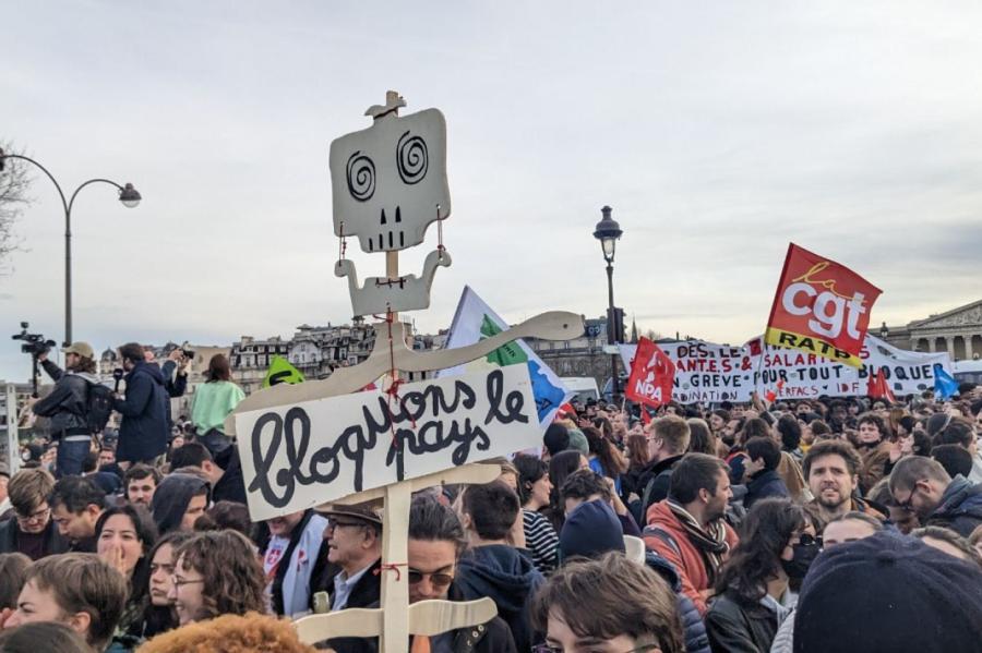 Francijas policija aiztur 217 cilvēkus protestos pret pensiju reformu