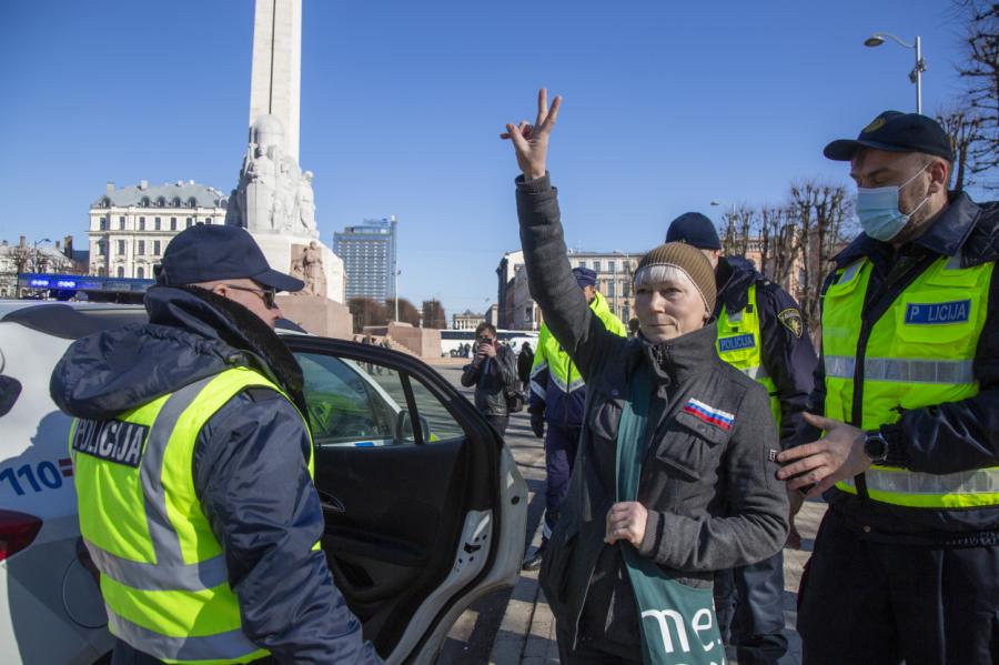 Aizturētajai mājsaimniecei-recidīvistei liedz izbraukt no valsts