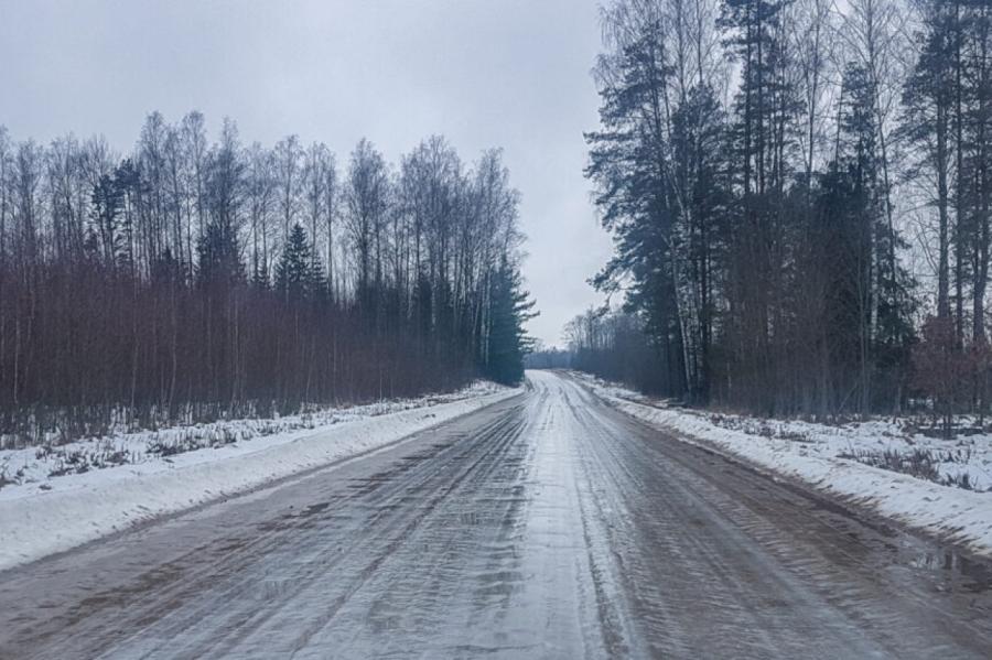 Apgrūtināta braukšana uz vietējiem autoceļiem Latvijas ziemeļu un austrumu daļā