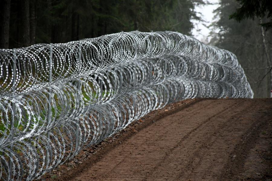 Austrumu robežas izbūve: darbiniekiem jāstrādā līdz krūtīm ūdenī