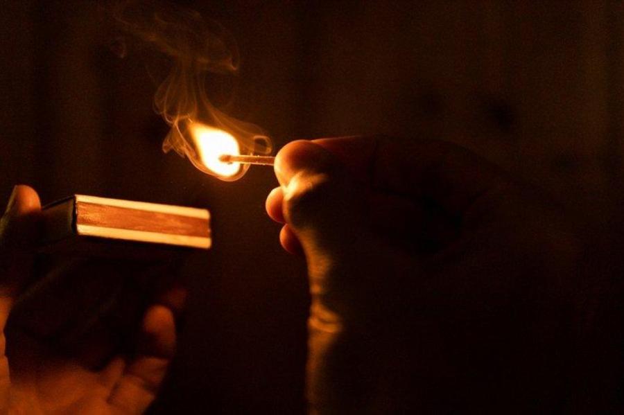 Par ļaunprātīgu dedzināšanu Ziepniekkalnā aizturēta sieviete