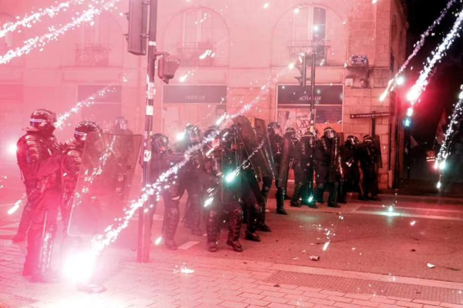 Streiki Francijā skar ātrgaitas vilcienu satiksmi un turpinās izplatīties