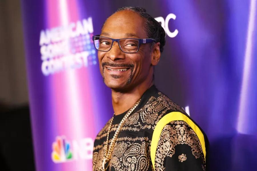 Snoop Dogg raujas uzstāties Čārzla III kronēšanā. Bet ne jau karaļa dēļ...