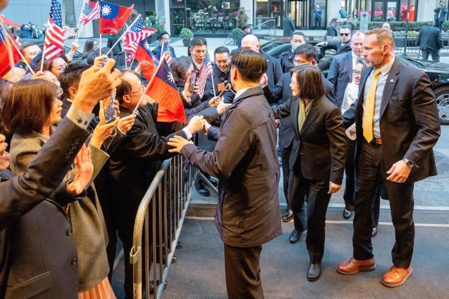 Taivānas prezidente apmeklē ASV vizītē, kas sadusmo Ķīnu