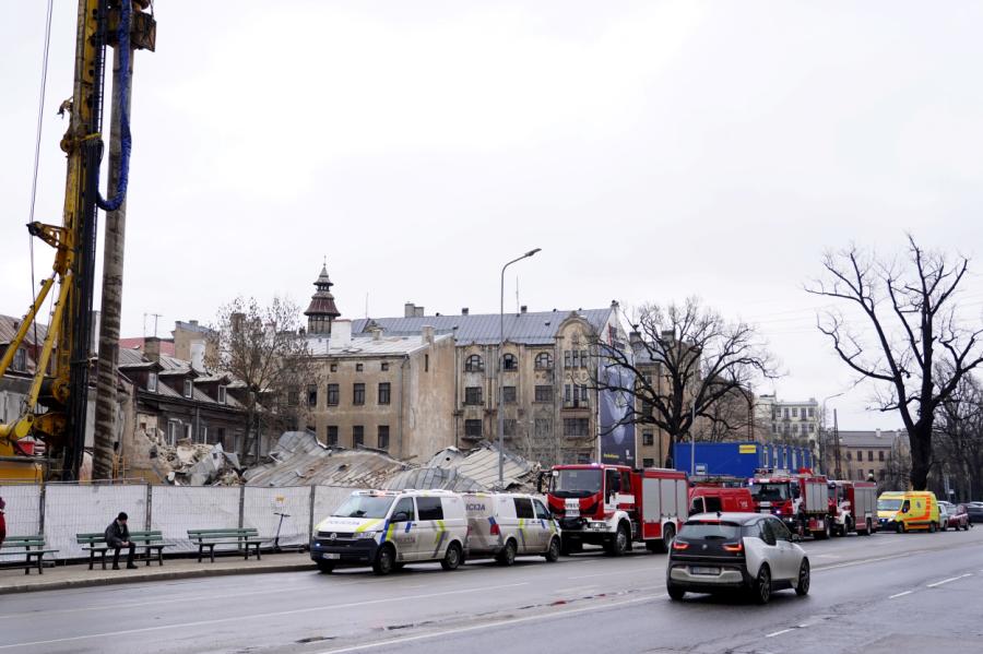 Rīgā sagruvusi piecstāvu ēka - zem konstrukcijas vismaz trīs auto (+GALERIJA)