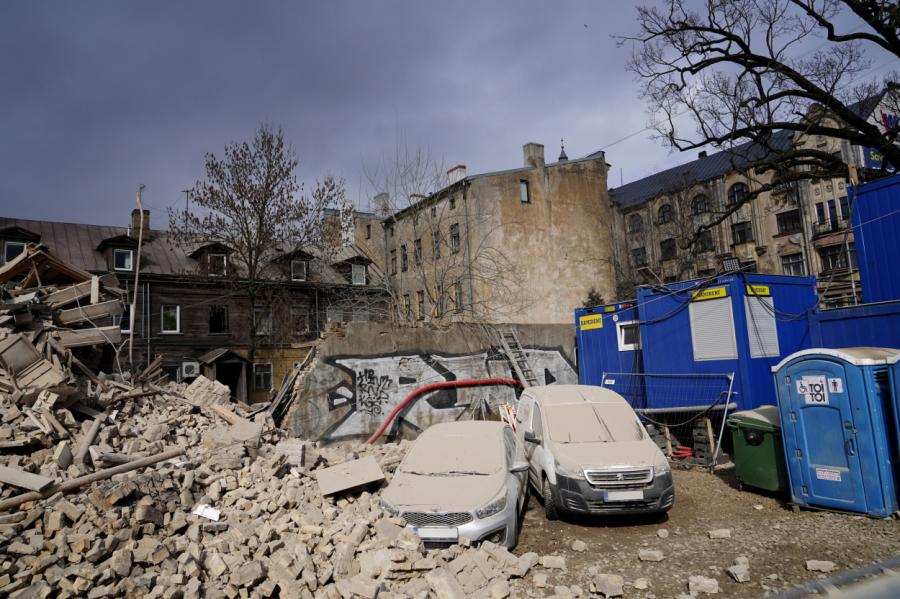 Jau 5 cilvēki spiesti pamest mājas pēc Rīgas centrā sabrukušās ēkas negadījuma
